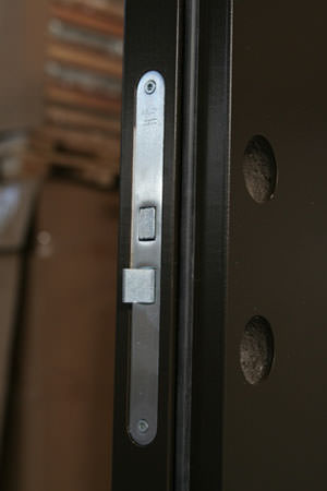 Утепленная финская входная дверь F2000, коричневая